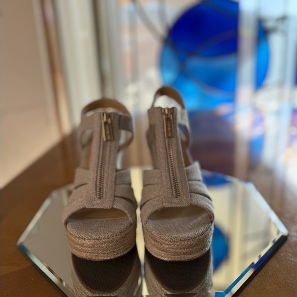 Brand: Michael Kors / Style: Berkley Wedge / Color: Natural / Size: 5.5M